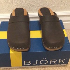 Bjork Maja wood open back brown oiled leather clogs. Size 6.5.
